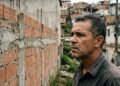 Morador paga empreiteiro para construir muro e descobre depois que estrutura avançou 20 centímetros sobre terreno do vizinho