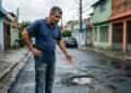 Bairro ganha asfalto novo e primeira chuva abre buracos em vários pontos; moradores começam a comparar fotos de antes e depois da obra