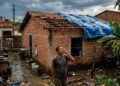 Família perde telhado durante temporal e passa semanas cobrindo casa com lona até comerciantes locais se juntarem para doar madeira e telhas