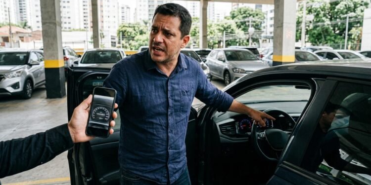 Carlos Henrique Almeida, de 38 anos, precisou viajar e decidiu deixar o automóvel em um estacionamento particular que oferecia diárias. // Imagem ilustrativa gerada por IA para representar a situação descrita no texto; pessoas, locais e elementos visuais não correspondem necessariamente aos reais