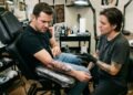 Homem faz tatuagem baseada em desenho aprovado por mensagem, mas percebe ao final que tatuador acrescentou detalhes que não estavam no modelo combinado