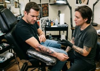 Homem faz tatuagem baseada em desenho aprovado por mensagem, mas percebe ao final que tatuador acrescentou detalhes que não estavam no modelo combinado