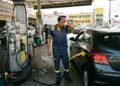 Frentista coloca combustível errado no carro de cliente e posto tenta cobrar do trabalhador o valor do reparo do motor