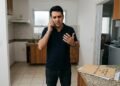 Família aluga casa e, ao entregar as chaves, proprietário encontra gato deixado dentro do imóvel com ração para poucos dias; antigo inquilino afirma que voltaria depois para buscá-lo
