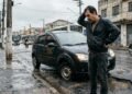 Motorista passa em buraco coberto pela chuva, estoura dois pneus e entorta uma roda; orçamento do conserto chega a R$ 4,7 mil