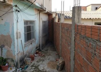 Família levanta muro mais alto e vizinho afirma que estrutura bloqueou ventilação e luz de duas janelas usadas há mais de dez anos