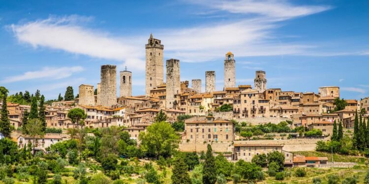 O resultado foi uma concentração de construções verticais que ajuda a explicar por que San Gimignano é frequentemente associada à ideia de uma “Manhattan medieval”. Créditos: depositphotos.com / pandionhiatus3