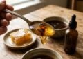 Misturar mel puro com extrato de própolis: a receita caseira comprovada pela ciência para acalmar a garganta inflamada e aliviar a rouquidão