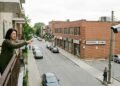 Comerciante instala câmeras para proteger fachada e estacionamento, mas moradores dos apartamentos em frente descobrem que lentes alcançam janelas e varandas do outro lado da rua