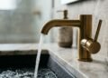 Adeus torneiras cromadas brilhantes: a nova tendência de metais escovados que não deixam marcas de dedos e transformam banheiros e cozinhas