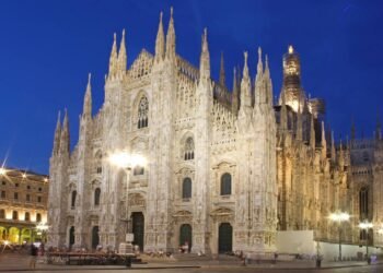 Catedral começou a ser construída em 1386 e atravessou quase meio milênio até formar uma “floresta” de mármore no centro de Milão