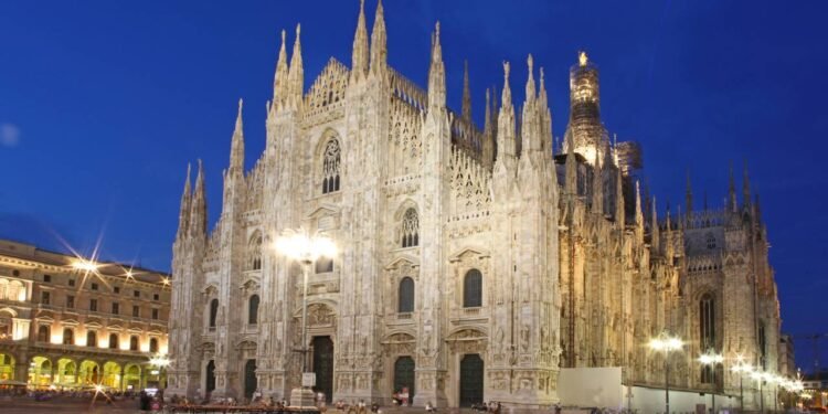Uma das decisões que mais influenciaram a aparência do Duomo foi abandonar o tradicional tijolo lombardo em favor do mármore. Créditos: depositphotos.com / Alexandra Lande