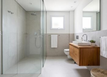 Box de vidro transparente virou solução para banheiros compactos: o efeito visual que amplia o ambiente sem reforma