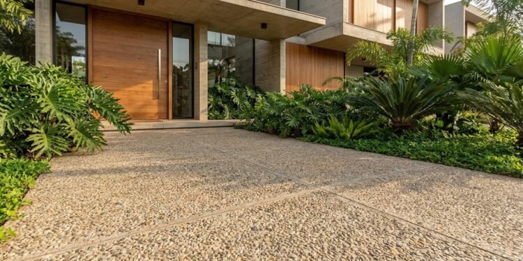 O concreto com agregado exposto é um revestimento no qual parte das pedras utilizadas na mistura fica visível na superfície.