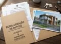 Homem compra terreno do vizinho por R$ 85 mil, paga tudo em parcelas e constrói casa de R$ 190 mil sem fazer escritura; vendedor morre 12 anos depois e herdeiros afirmam que área continua registrada em nome do pai