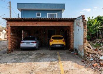 Garagem avança sobre terreno vizinho e disputa chega à Justiça