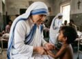 Madre Teresa de Calcutá, freira e laureada com o Prêmio Nobel da Paz: “Quem não vive para servir, não merece viver”.
