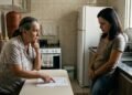 Mulher empresta apartamento mobiliado para filha e recebe imóvel anos depois com móveis originais substituídos por peças mais baratas