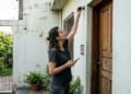 Mulher contrata empresa para instalar câmeras em casa e, meses depois, percebe que um antigo funcionário ainda conseguia acessar as imagens pelo aplicativo