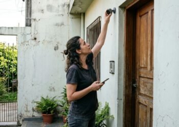 Mulher contrata empresa para instalar câmeras em casa e, meses depois, percebe que um antigo funcionário ainda conseguia acessar as imagens pelo aplicativo