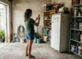 Mulher permite que vizinho use sua garagem por três meses e, ao pedir o espaço de volta, encontra freezer, prateleiras e instalação elétrica ligados ao próprio medidor