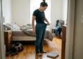 Quem começa a musculação para emagrecer pode perceber as roupas mais folgadas antes de ver mudanças na balança, e existe uma explicação para essa diferença