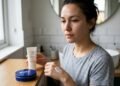 A farmacêutica Rafaela Ribeiro, explica sobre a latinha azul do creme Nivea: “É um produto que você sempre deve ter em casa. É muito versátil e, sim, eu o uso com frequência.”