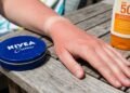 Farmacêutico Vicente Calduch, faz alerta sobre a NIVEA da lata azul: “Ele não deve ser usado como creme reparador para queimaduras solares, mas sim como hidratante após a exposição.”
