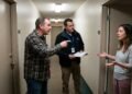 Moradora instala campainha com câmera para identificar entregadores, mas equipamento grava toda vez que a porta do apartamento vizinho é aberta; vizinhos discutem o alcance das imagens e condomínio é chamado para intervir