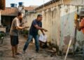 Vizinho constrói muro 40 centímetros dentro do terreno ao lado e proprietário só descobre o erro cinco anos depois ao contratar um topógrafo