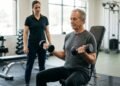Treinar musculação depois dos 50 anos pode ajudar a recuperar parte da força perdida com o envelhecimento, mesmo para quem nunca levantou pesos na academia