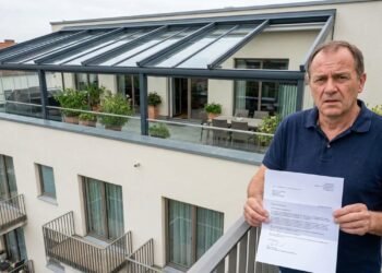 Proprietário compra apartamento no último andar e investe R$ 32 mil para instalar cobertura retrátil na varanda; seis meses depois, o condomínio exige a retirada da estrutura por alterar a fachada do prédio