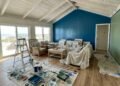 Pai empresta casa de praia para filha e genro durante um ano sem cobrar aluguel e, ao voltar, descobre piscina modificada, duas paredes pintadas e dívida de condomínio acumulada por vários meses