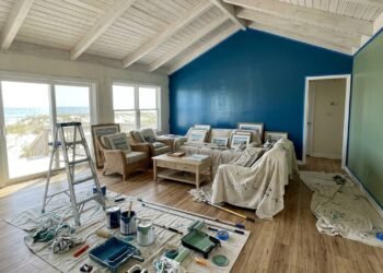 Pai empresta casa de praia para filha e genro durante um ano sem cobrar aluguel e, ao voltar, descobre piscina modificada, duas paredes pintadas e dívida de condomínio acumulada por vários meses