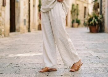 O comprimento da calça pode mudar completamente o visual: como combinar a barra com tênis, sapatilhas e sandálias rasteiras