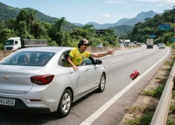 Multa e pontos na CNH por lixo jogado pela janela do carro.
