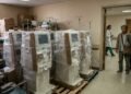 Pacientes viajam 140 quilômetros três vezes por semana para fazer hemodiálise e descobrem que seis máquinas compradas por R$ 1,8 milhão estão guardadas há mais de um ano em um hospital público; documentos indicam que os equipamentos foram entregues, mas nenhum atendimento foi iniciado