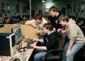 Quem frequentou uma LAN house entre 2003 e 2010 conheceu uma época em que acessar a internet era um programa compartilhado com amigos