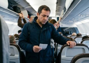 Homem compra passagem aérea com assento mais espaçoso por valor adicional e, depois de troca de aeronave, viaja em assento comum sem receber automaticamente a diferença paga