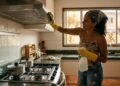 O jeito certo de limpar o exaustor de casa e remover poeira e gordura sem colocar o motor em risco