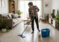 O truque caseiro do vinagre branco ajuda a remover certos resíduos, mas não substitui desinfetantes na limpeza