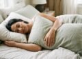 O que significa dormir com o braço debaixo do travesseiro e o que isso revela sobre a sua personalidade, segundo a psicologia