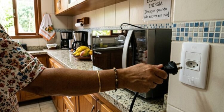 forno micro-ondas consome energia desligado