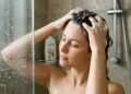 Cabeleireiro explica o tempo ideal do shampoo e alerta para um detalhe importante na hora de lavar a raiz