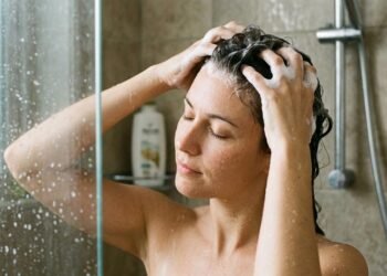 Cabeleireiro explica o tempo ideal do shampoo e alerta para um detalhe importante na hora de lavar a raiz