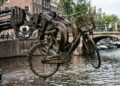 A rotina incomum dos canais de Amsterdã: como barcos com garras hidráulicas pescam até 15 mil bicicletas jogadas na água todo ano