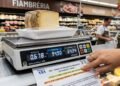 Consumidor nota peso de bandeja de isopor cobrado no quilo de queijo de R$ 80, aciona Procon e mercado é multado por cobrança indevida