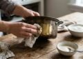 Como recuperar o brilho de panelas de cobre e latão com ingredientes caseiros sem riscar a superfície