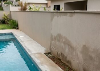 Família constrói piscina próxima ao limite do terreno e, depois de alguns meses, vizinho começa a notar umidade constante no muro e queda no nível da própria piscina