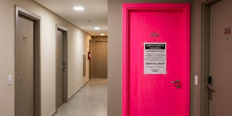 Morador pinta a porta de entrada com cor chamativa fora do padrão do corredor e condomínio aplica multa de R$ 1.200 exigindo a cor original